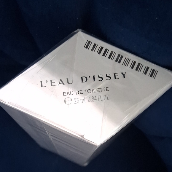 Issey Miyake L'Eau d'Issey in White and Silver - Picture 3 of 3